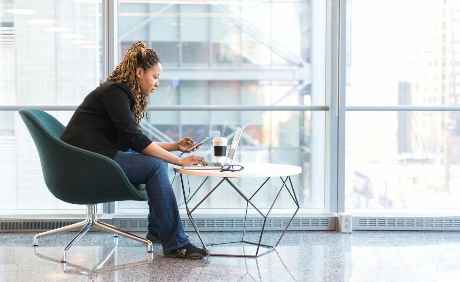 Führungskräfte analysieren gemeinsam Finanzberichte am Whiteboard