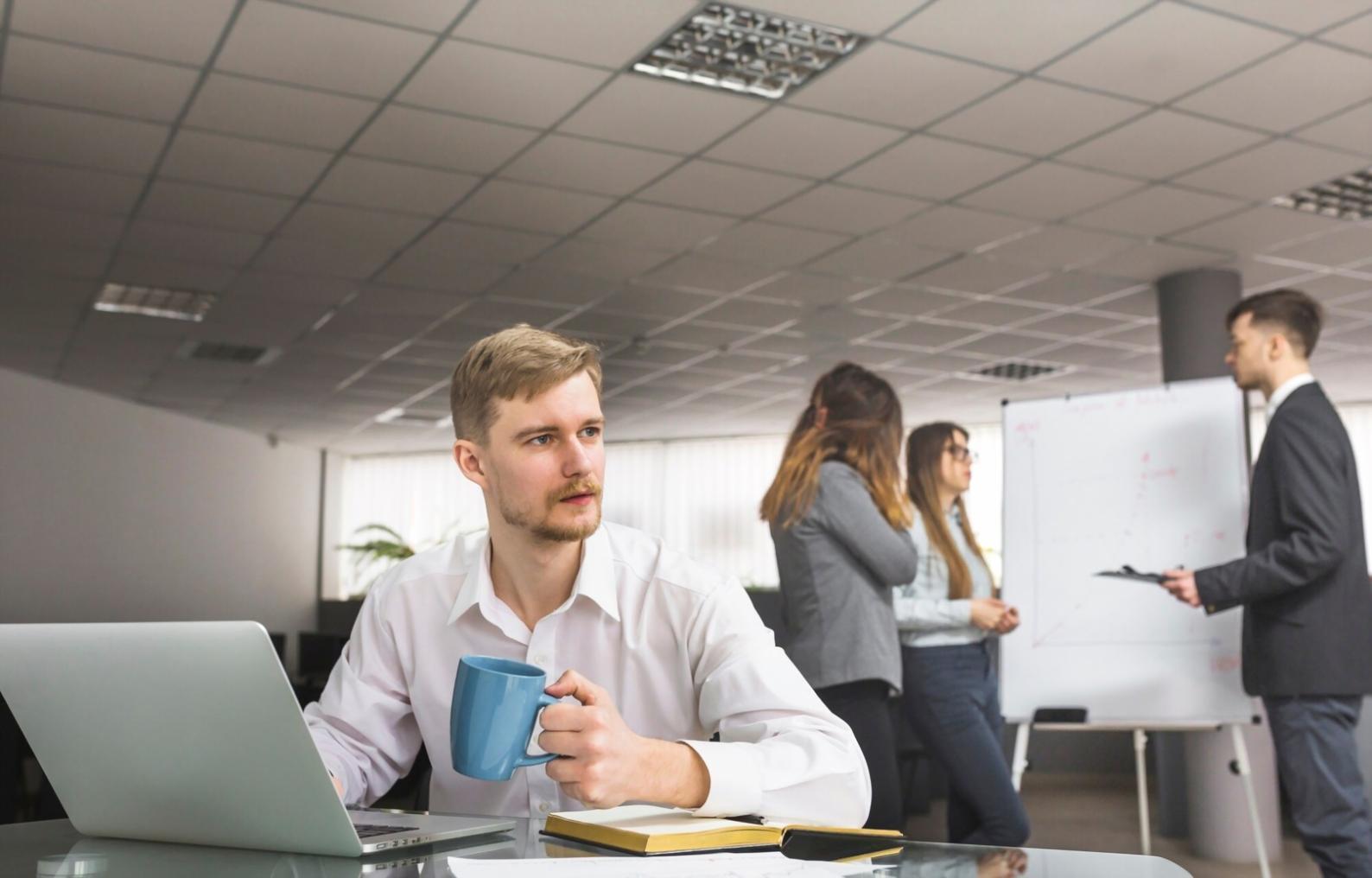 Teamarbeit an Finanzberichten mit visuellen Hilfsmitteln