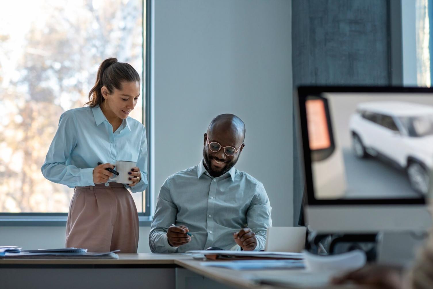 Entwicklung von Finanzberichten in modernem Büroumfeld