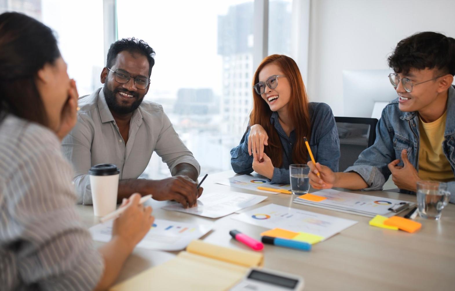 Finanzprofis in einer Teambesprechung diskutieren Kommunikationsstrategien